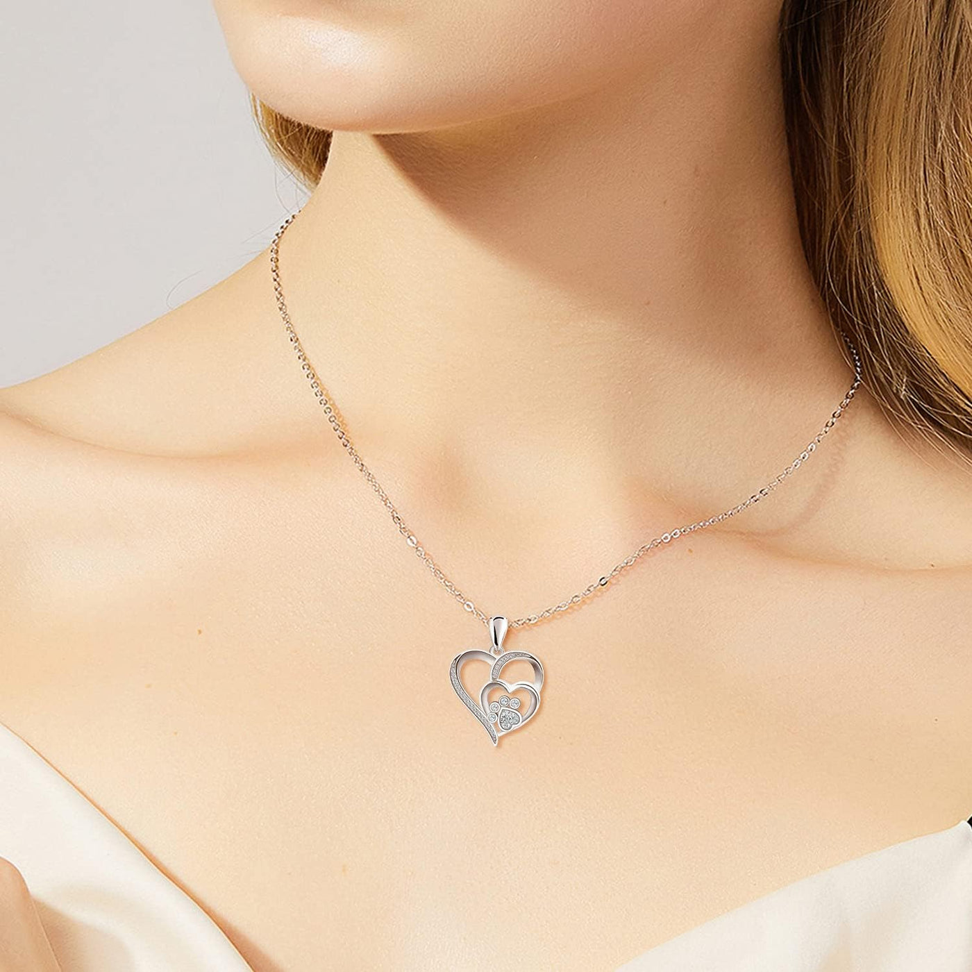 Collar de plata esterlina con huella y corazón con circonitas