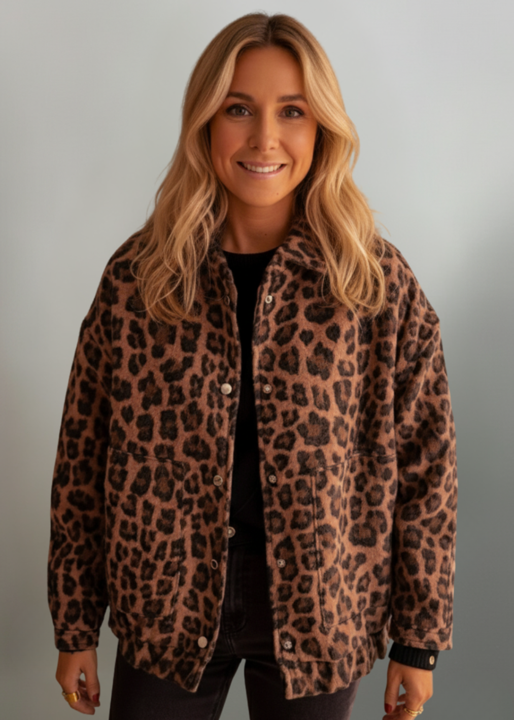 STELLA | Chaqueta estampada de leopardo.