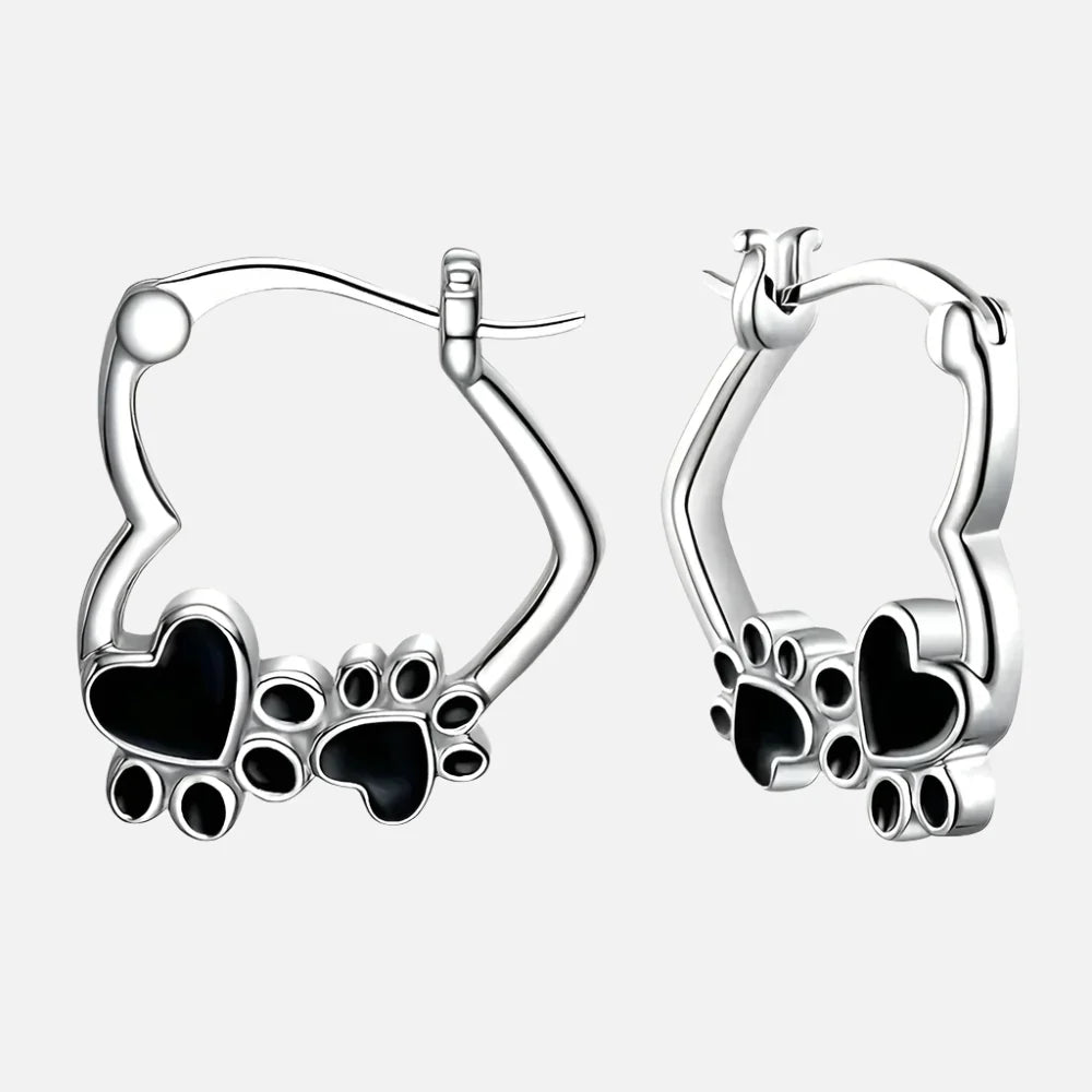 Pendientes Huggie con corazón y esmalte negro
