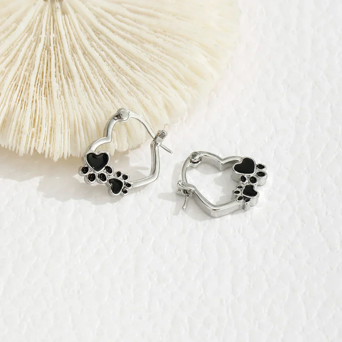 Pendientes Huggie con corazón y esmalte negro