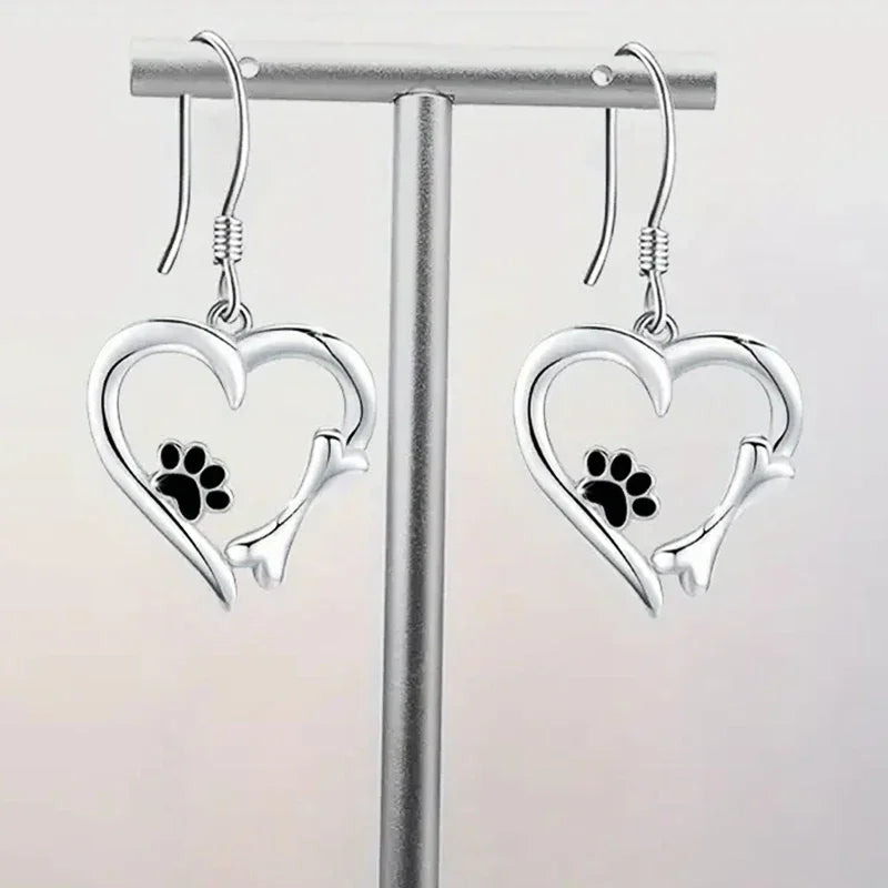 Pendientes colgantes de plata con diseño en forma de corazón y pata