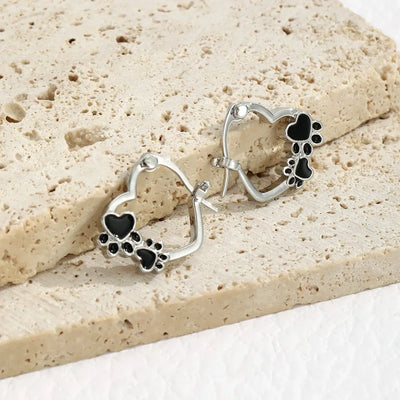 Pendientes Huggie con corazón y esmalte negro
