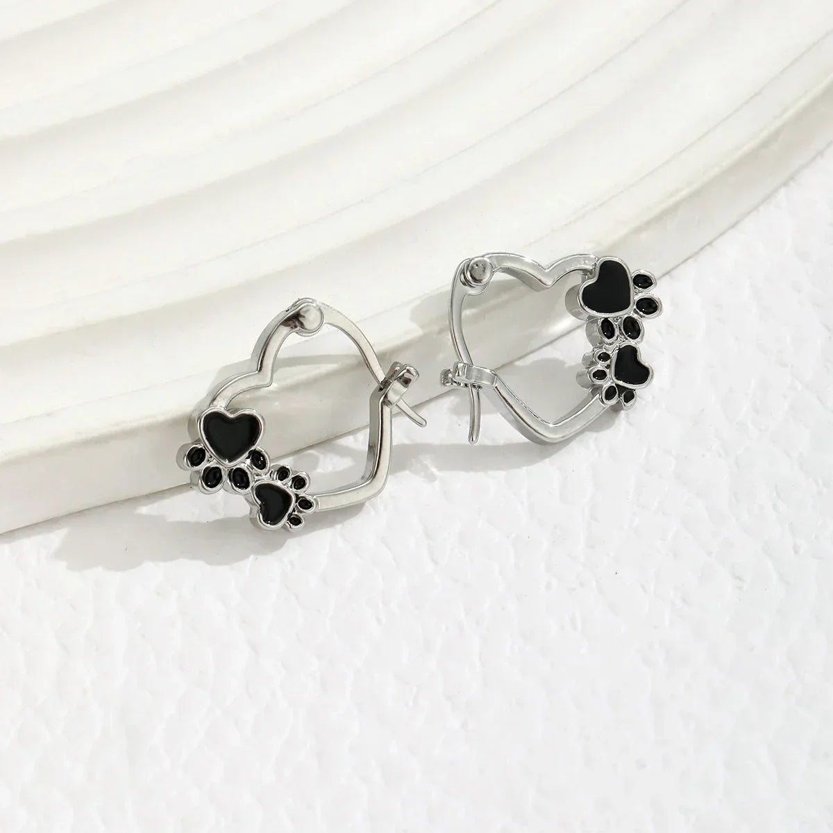 Pendientes Huggie con corazón y esmalte negro