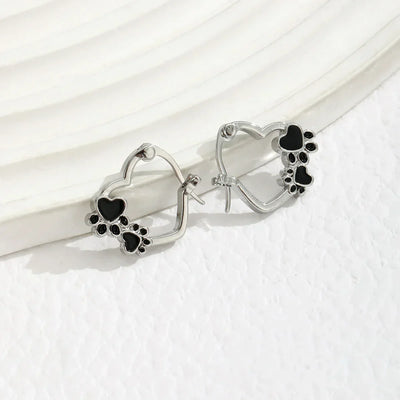 Pendientes Huggie con corazón y esmalte negro
