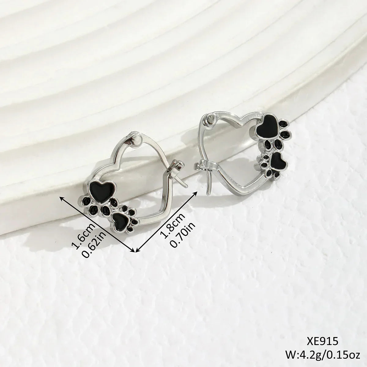 Pendientes Huggie con corazón y esmalte negro