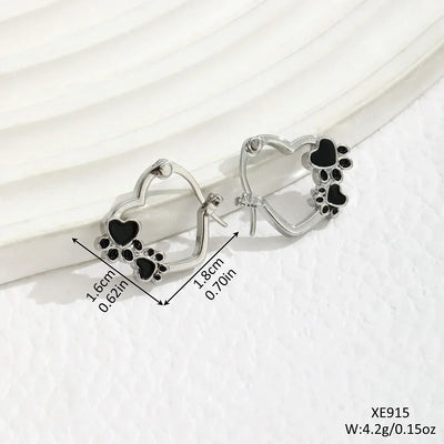 Pendientes Huggie con corazón y esmalte negro