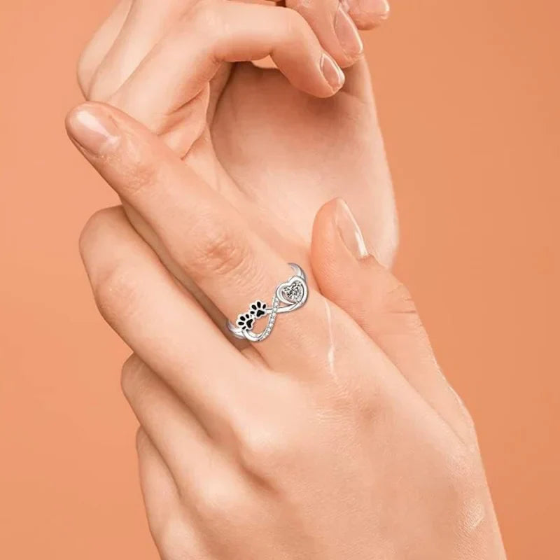 Anillo con zirconitas en forma de pata con diseño de corazón y símbolo del infinito