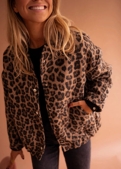 STELLA | Chaqueta estampada de leopardo.