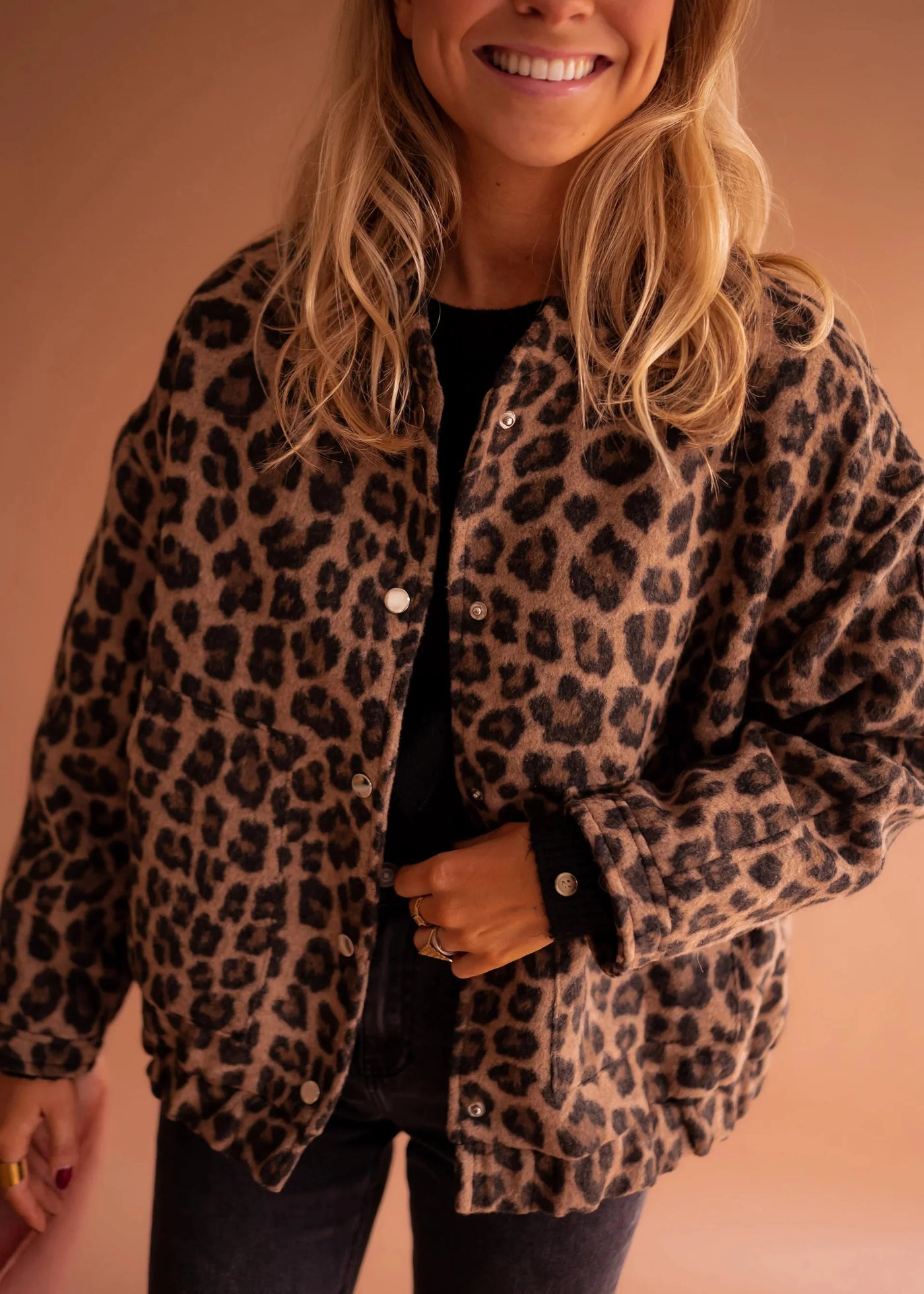 STELLA | Chaqueta estampada de leopardo.